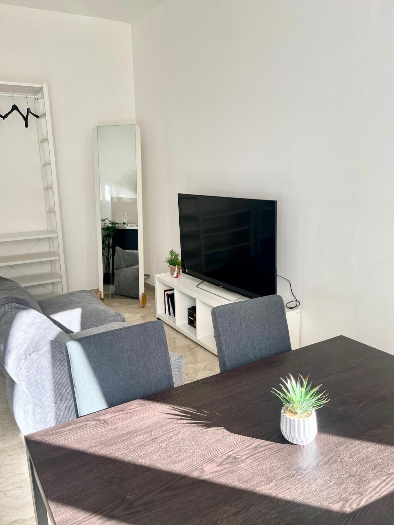 The White House, Modern Apartment In Center Milano Exterior foto